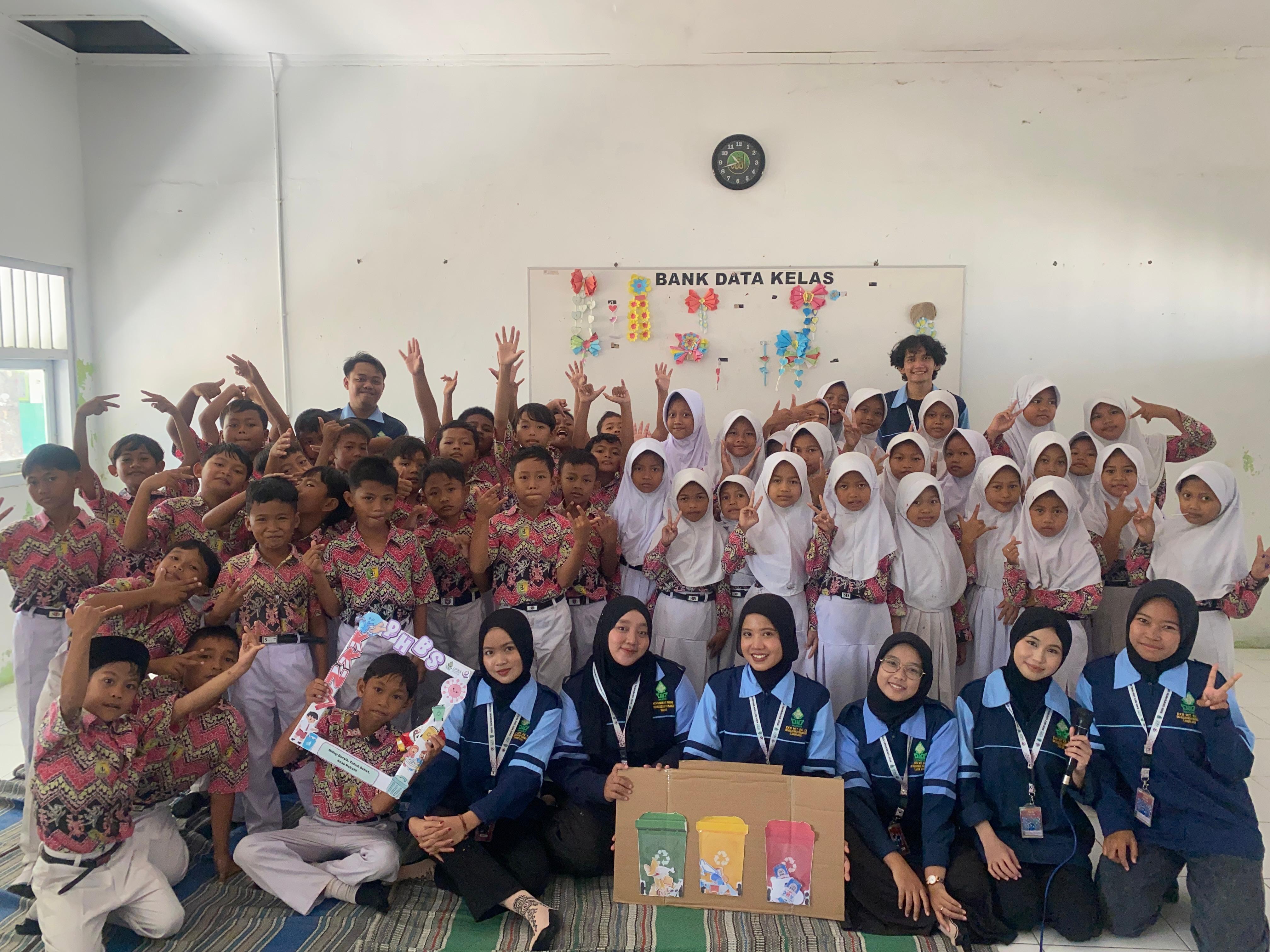 Gerakan Hidup Bersih Pilah Sampah dan Terapkan PHBS di SDN Rejosari 1