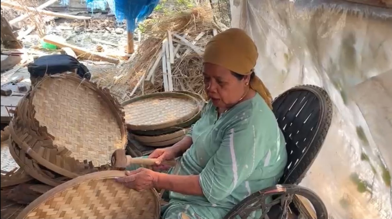 Merajut Kehidupan dari Bambu, Kisah Empat Dekade Makde Rumanah Menekuni Anyaman